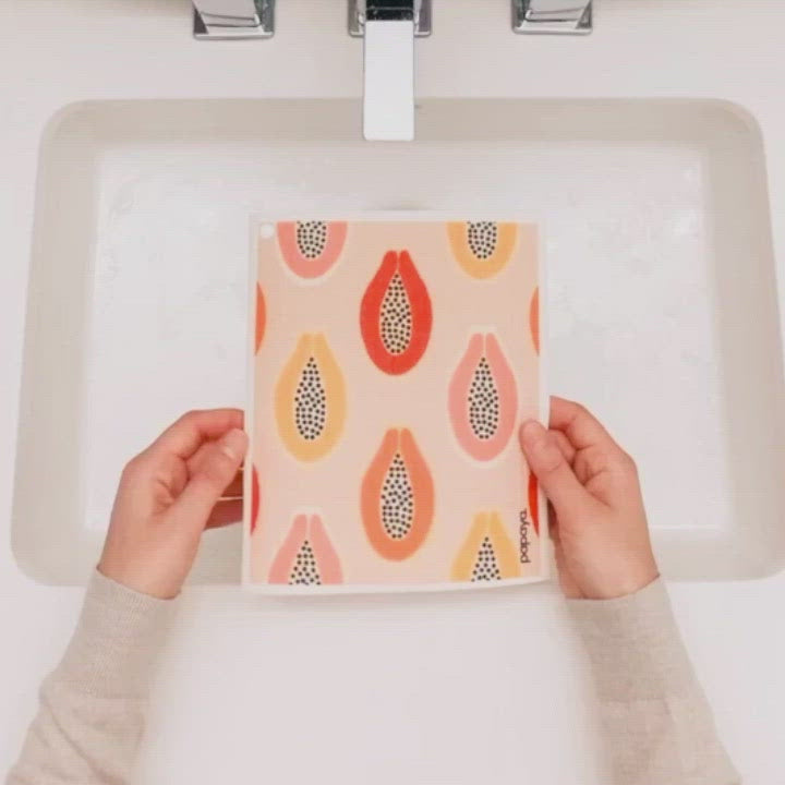 Get into the festive spirit with our NEW holiday-themed PAPAYA reusable  paper towels! 🎄🌟 They're not just eco-friendly; they also add a…